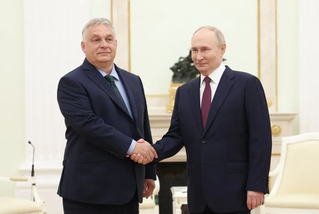 Прем'єр-міністр Угорщини Віктор Орбан і президент Росії Володимир Путін у п'ятницю в Москві, на фото, опублікованому російськими державними ЗМІ